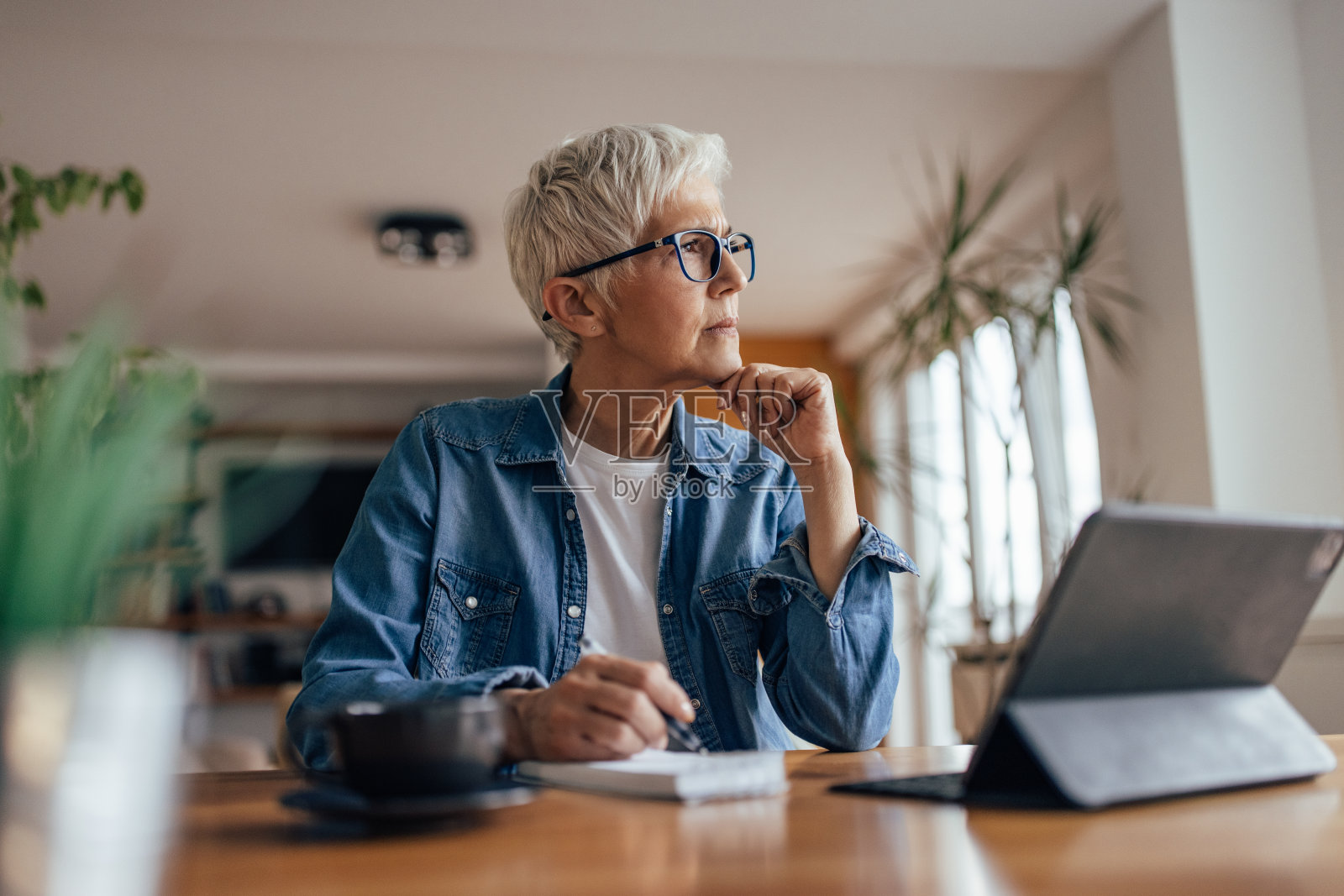 成熟的女商人，制定未来的计划。照片摄影图片