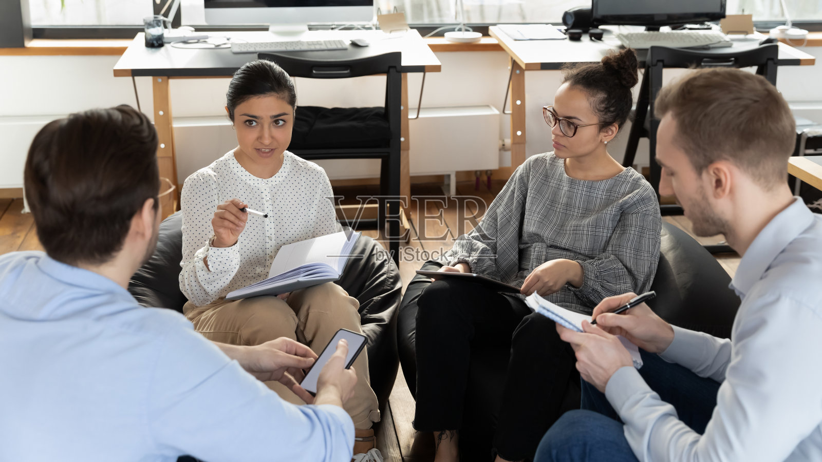 同事们集思广益，参加简报会，围坐一圈照片摄影图片