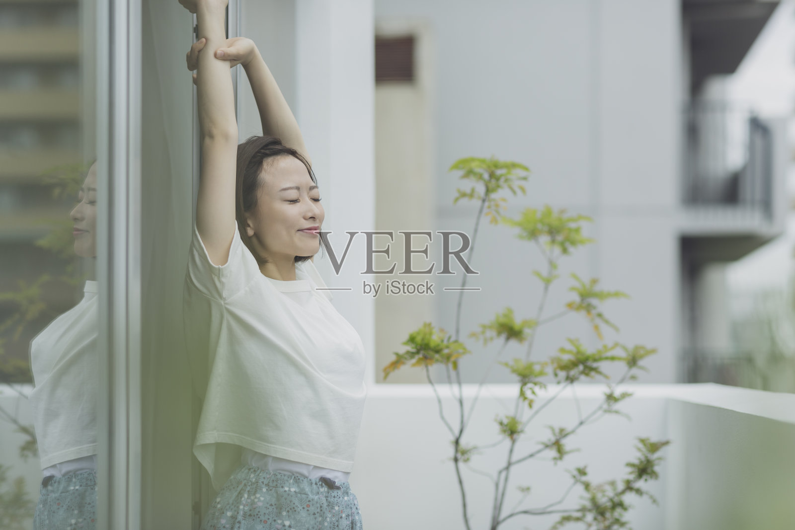 年轻女子待在家里照片摄影图片