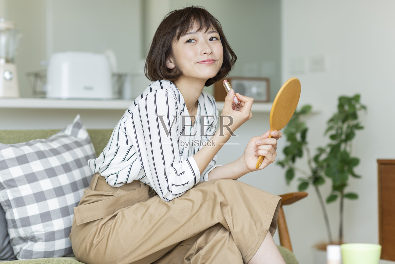 年轻女子待在家里照片摄影图片