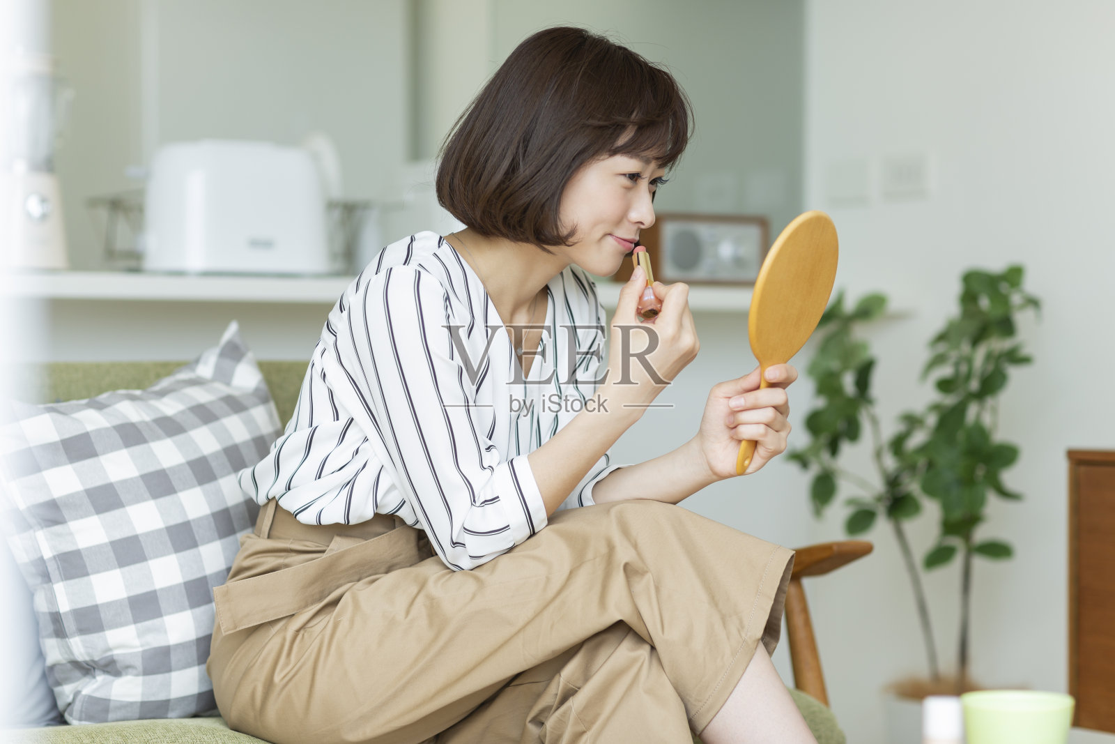 年轻女子花时间在家里照片摄影图片