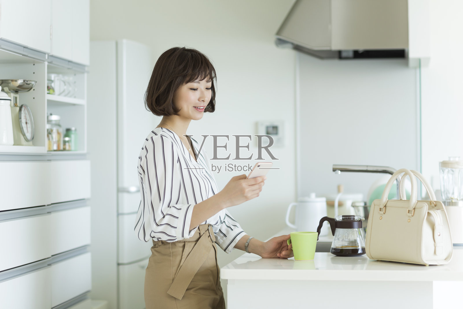 年轻女子待在家里照片摄影图片