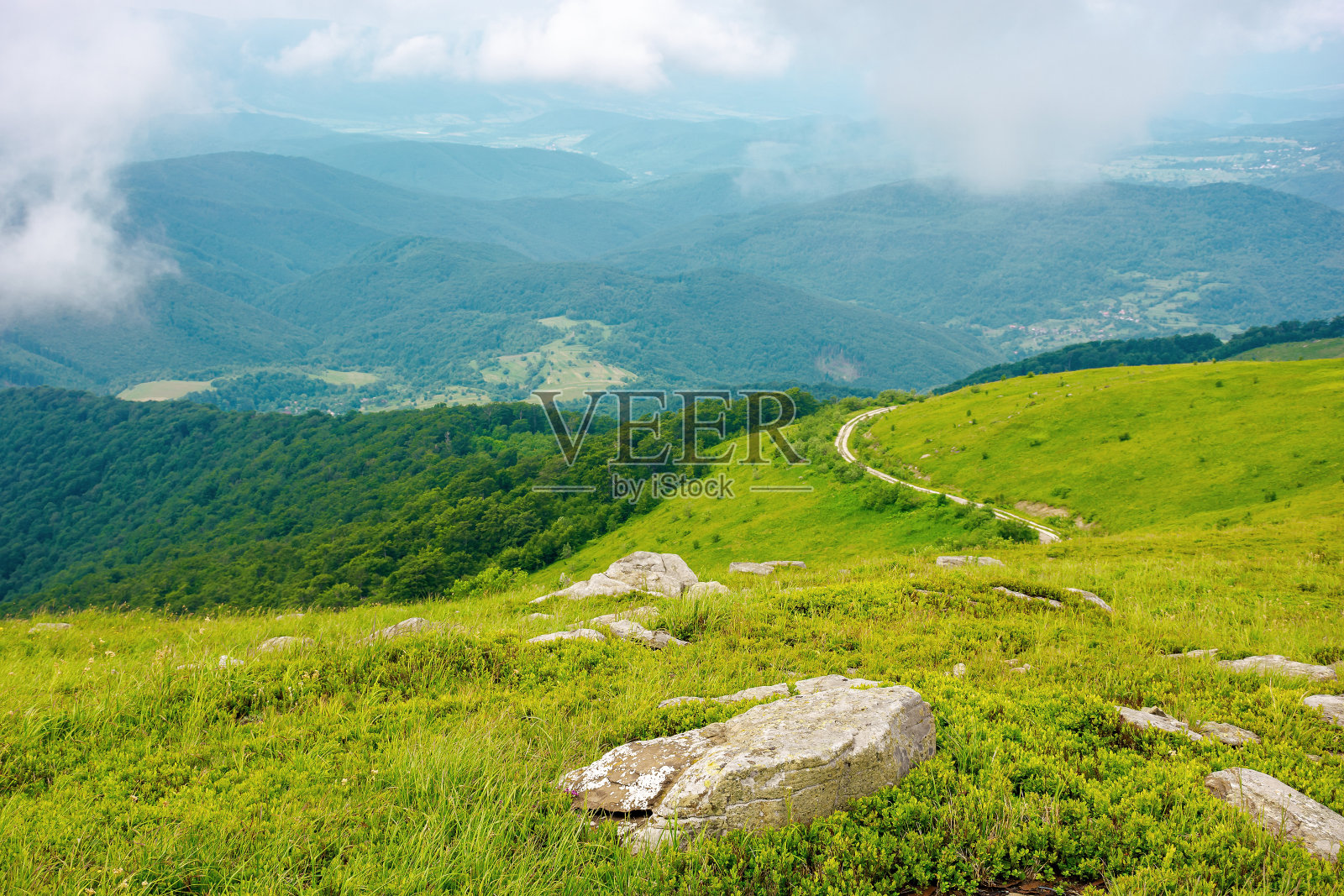 穿过山峦的道路照片摄影图片