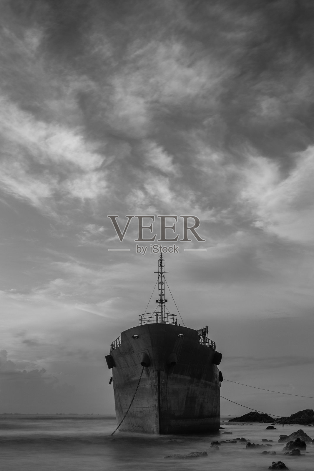 黑白相间的搁浅船照片摄影图片