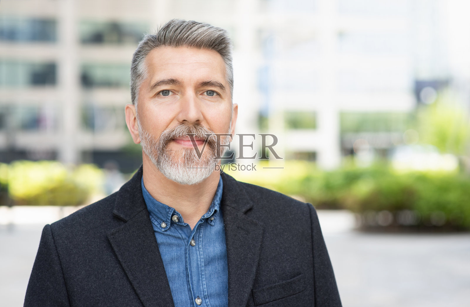 英俊成熟的商业男人城市肖像照片摄影图片