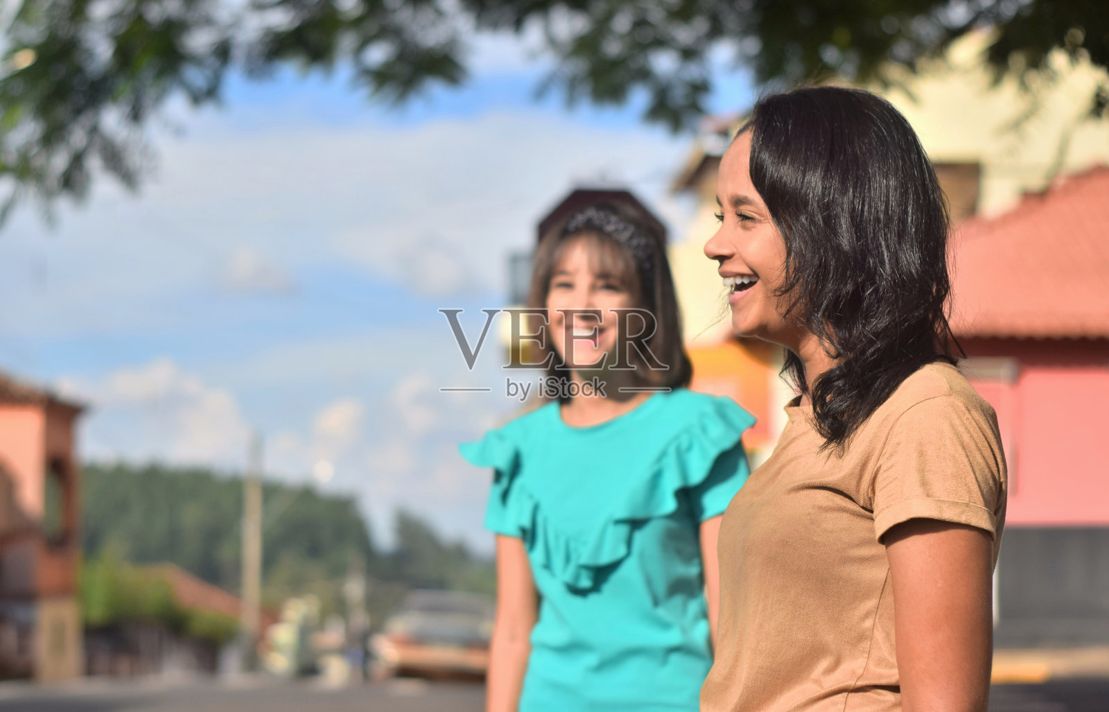 快乐的女孩在街上，笑着，笑着照片摄影图片