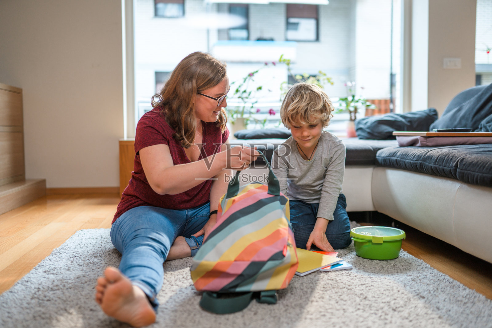 白人母亲帮助她的儿子准备上学照片摄影图片