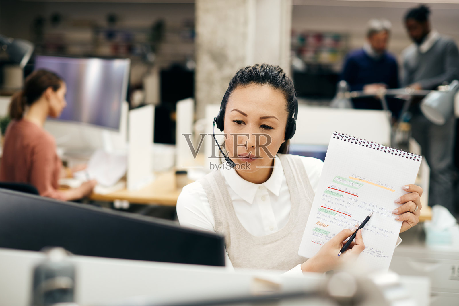 亚洲女企业家在办公室视频通话中讨论商业策略。照片摄影图片