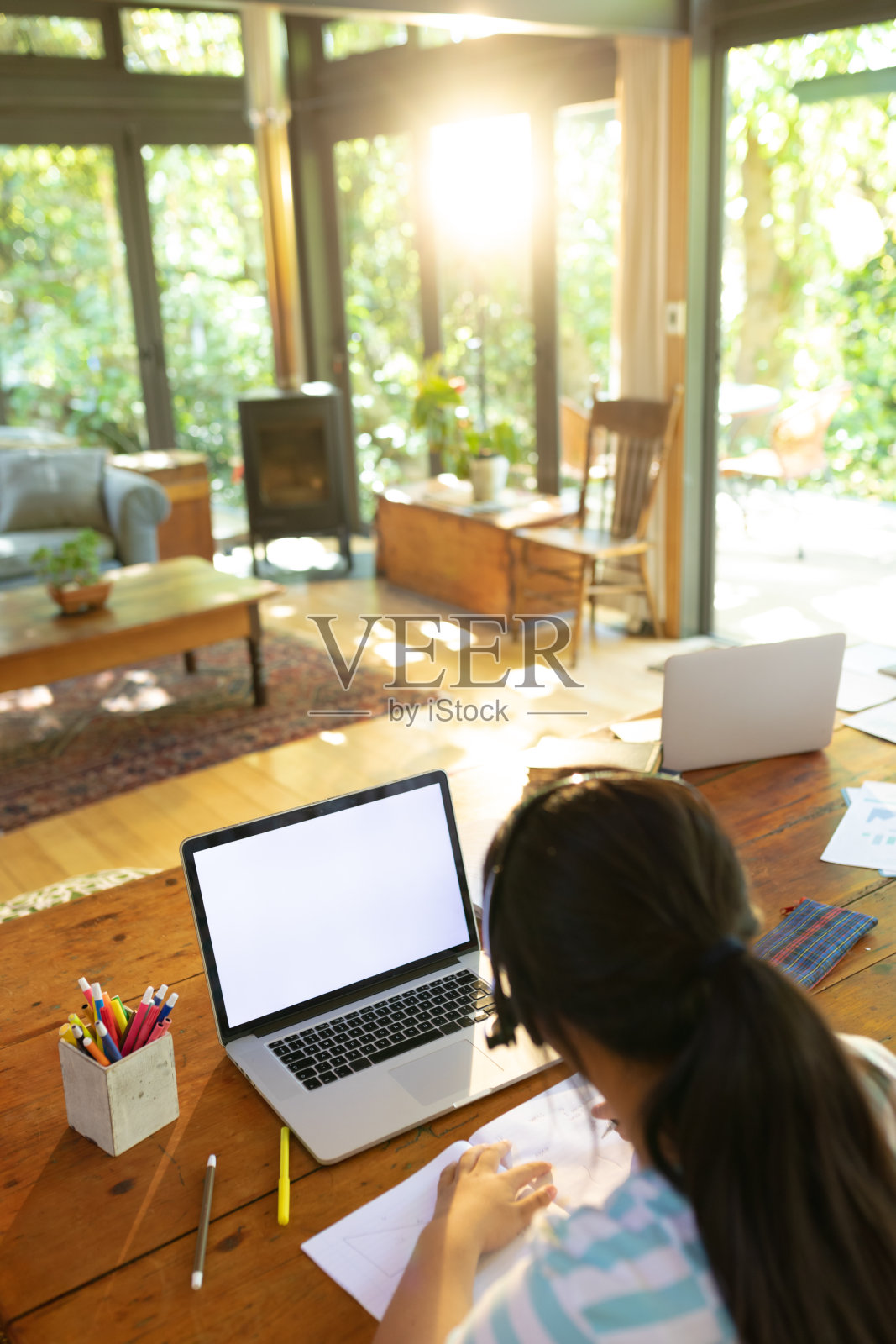 亚洲女孩使用笔记本电脑空白屏幕，写作，在线学习照片摄影图片
