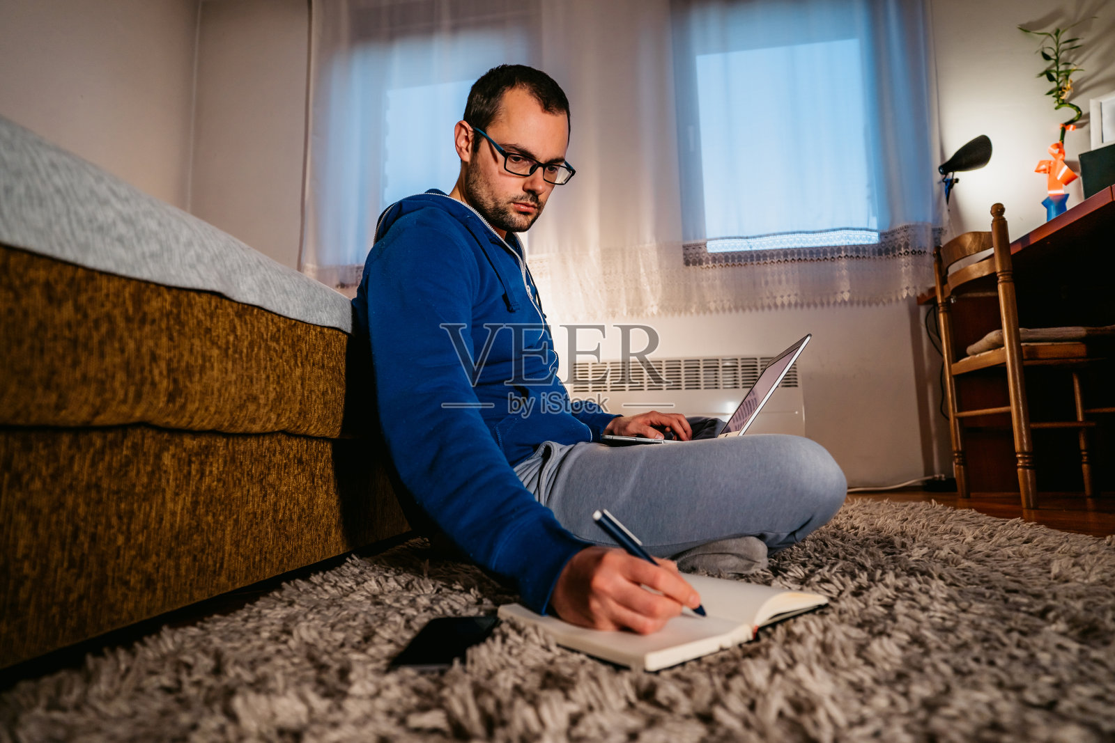 在家工作的人照片摄影图片