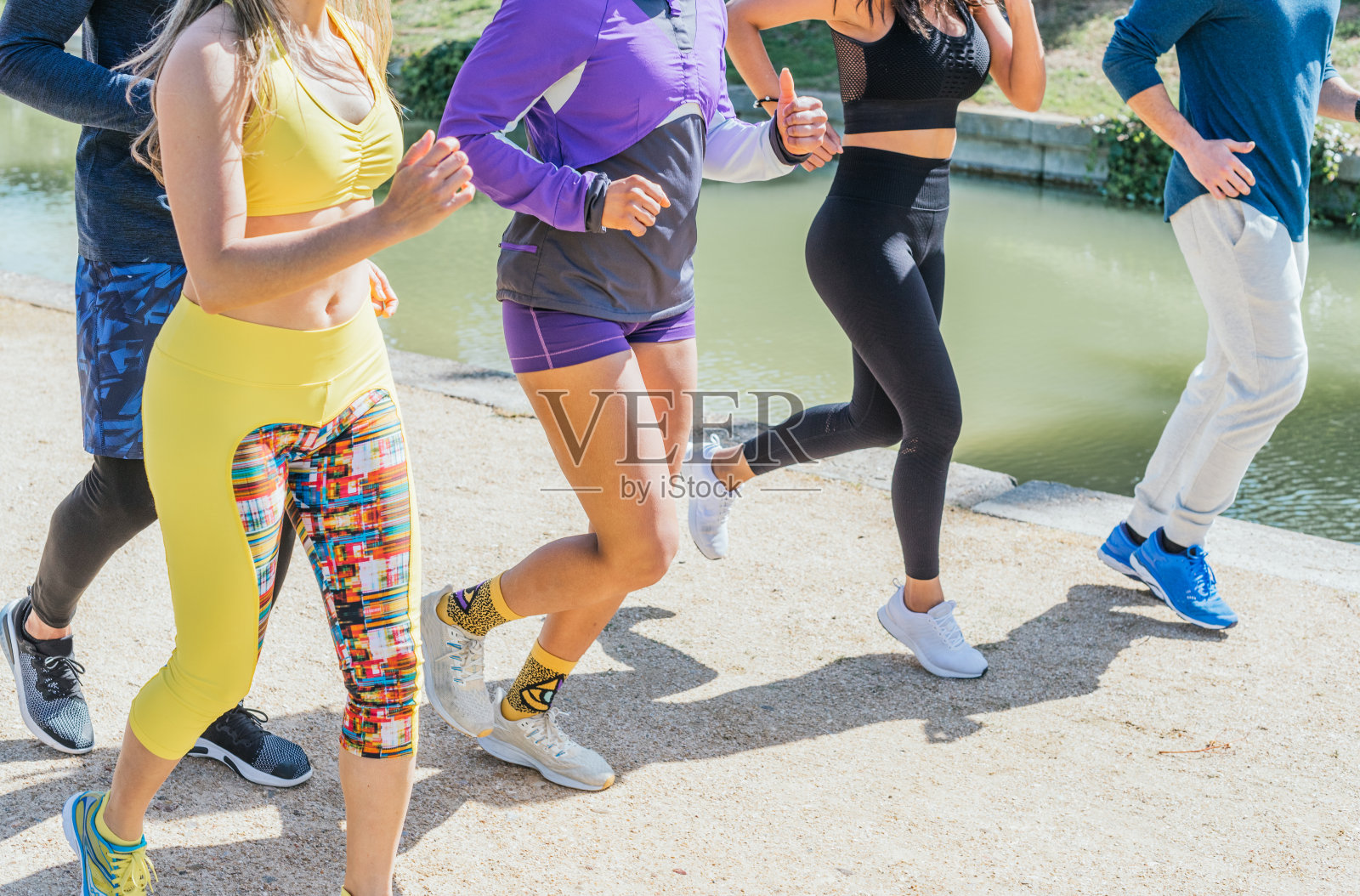 观看一些跑步者在公园里训练的双腿。照片摄影图片