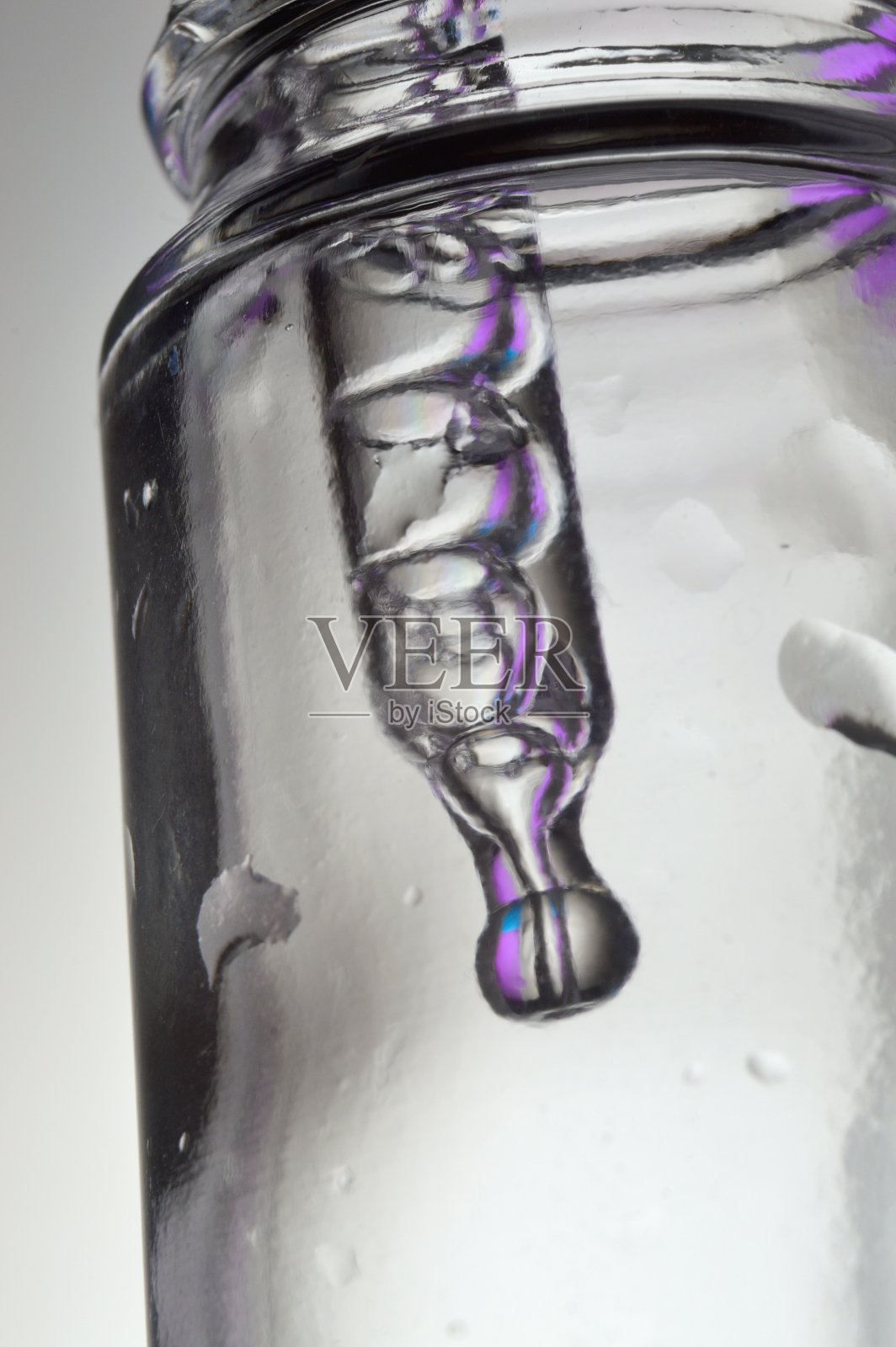 一个装着冒泡液体的化妆品吸管和一个瓶子。特写镜头。照片摄影图片