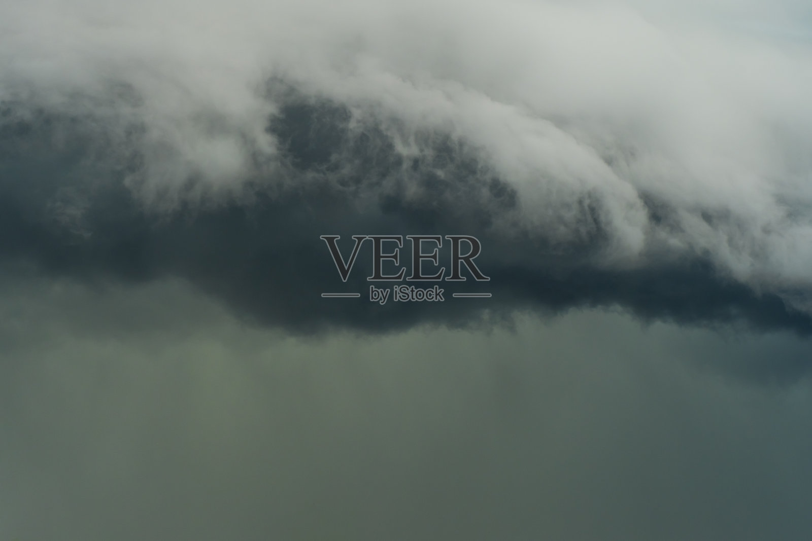 天空中乌云密布照片摄影图片