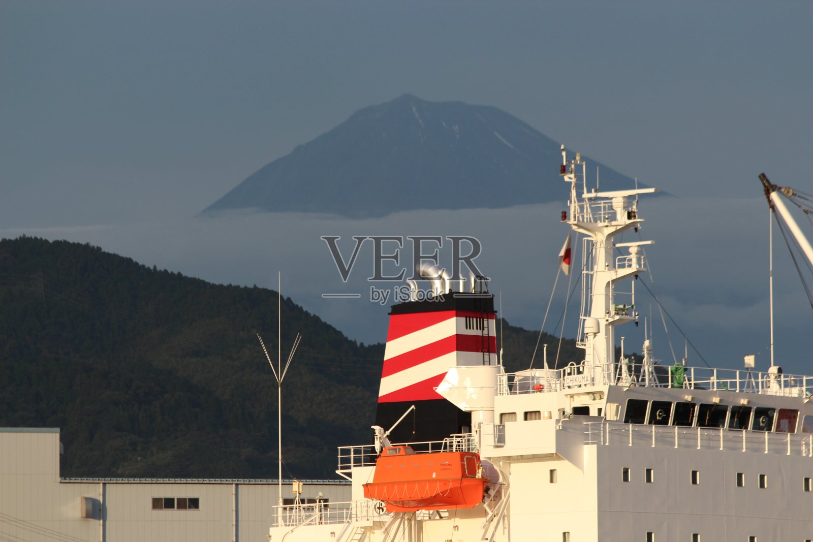 以船为背景的富士山照片摄影图片