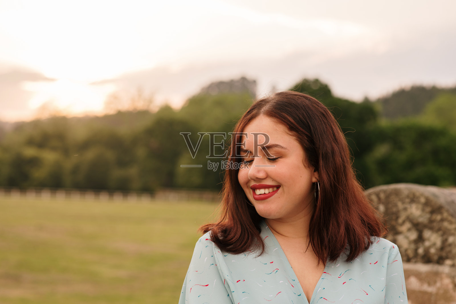 一个微笑的年轻女子的肖像照片摄影图片