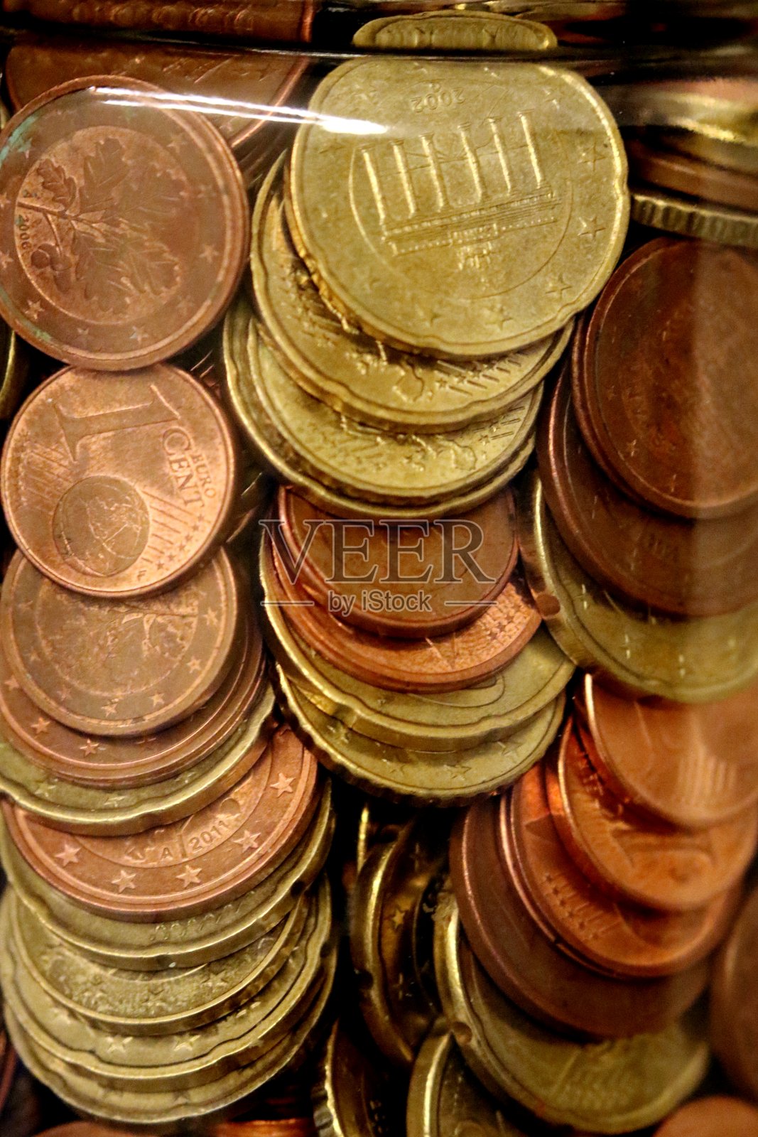 装满硬币的玻璃杯照片摄影图片