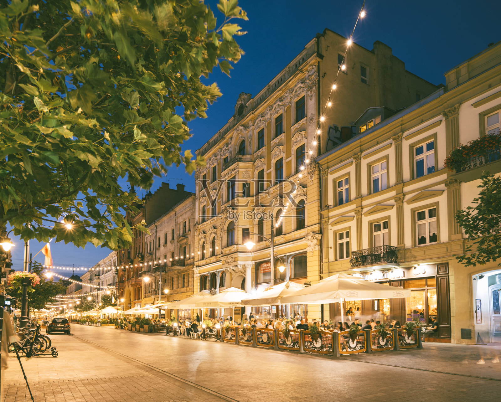 日落时分，罗兹的Piotrkowska街照片摄影图片