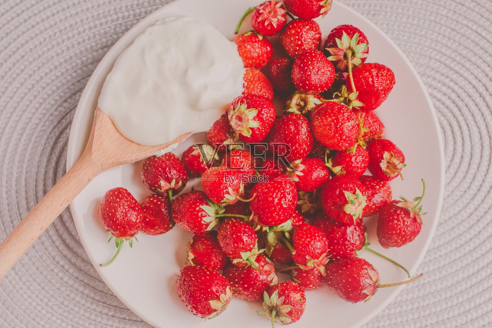 一串香蕉和草莓。照片色调风格的Instagram滤镜。健康早餐的概念。Flatlay照片摄影图片