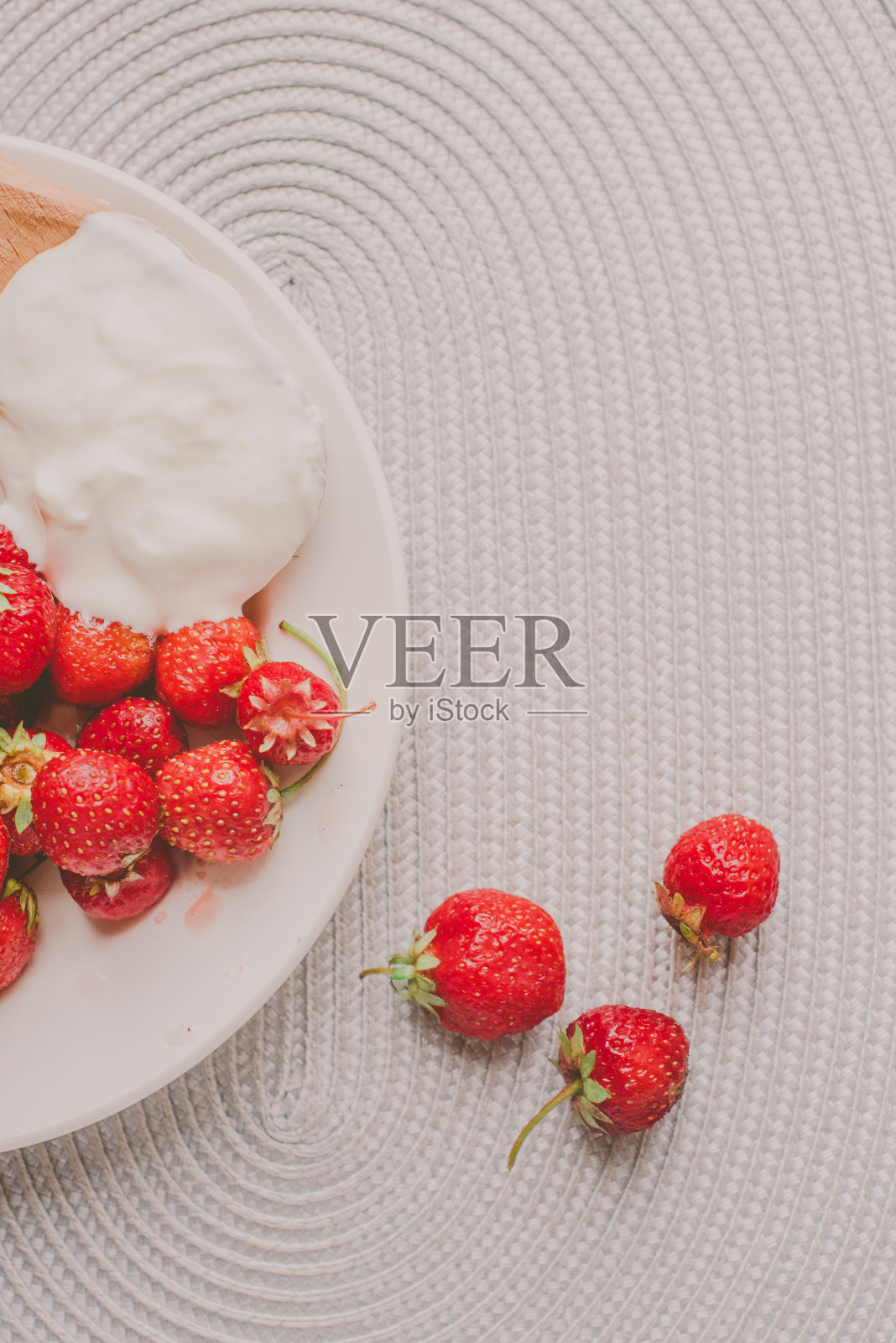 一串香蕉和草莓。照片色调风格的Instagram滤镜。健康早餐的概念。Flatlay照片摄影图片