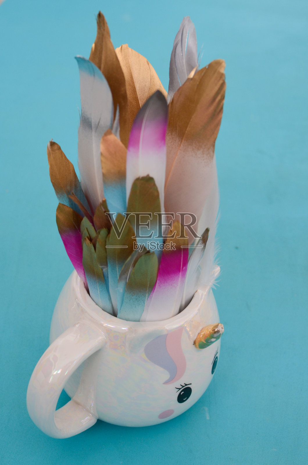 独角兽杯多色羽毛排列照片摄影图片