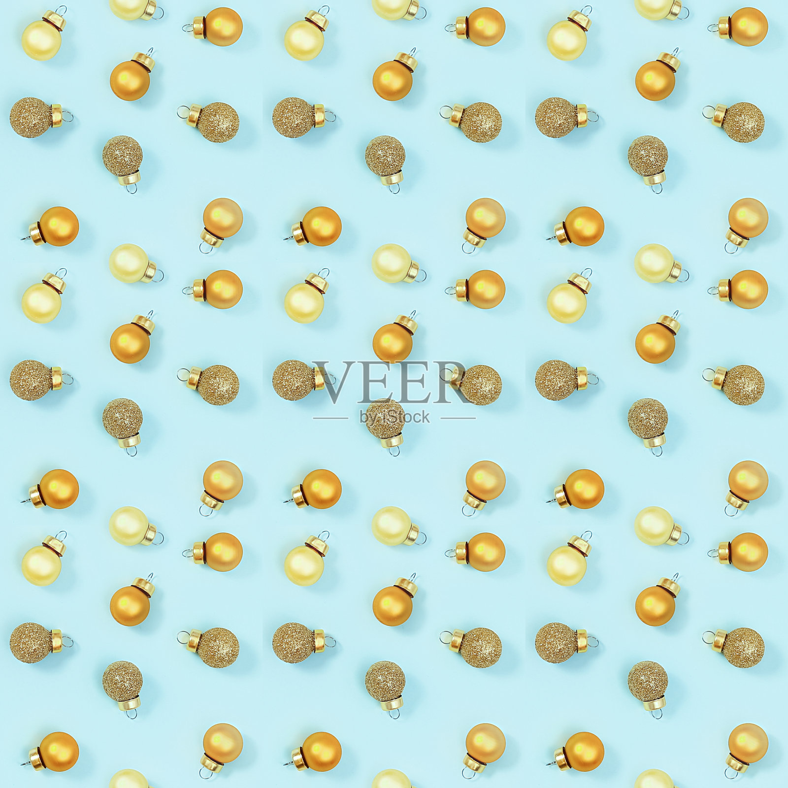 无缝的常规创意模式与明亮的圣诞球在蓝色纸上。照片摄影图片