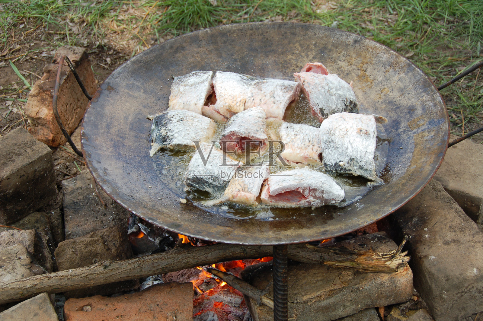 煎鲤鱼。青菜炒鲤鱼。照片摄影图片