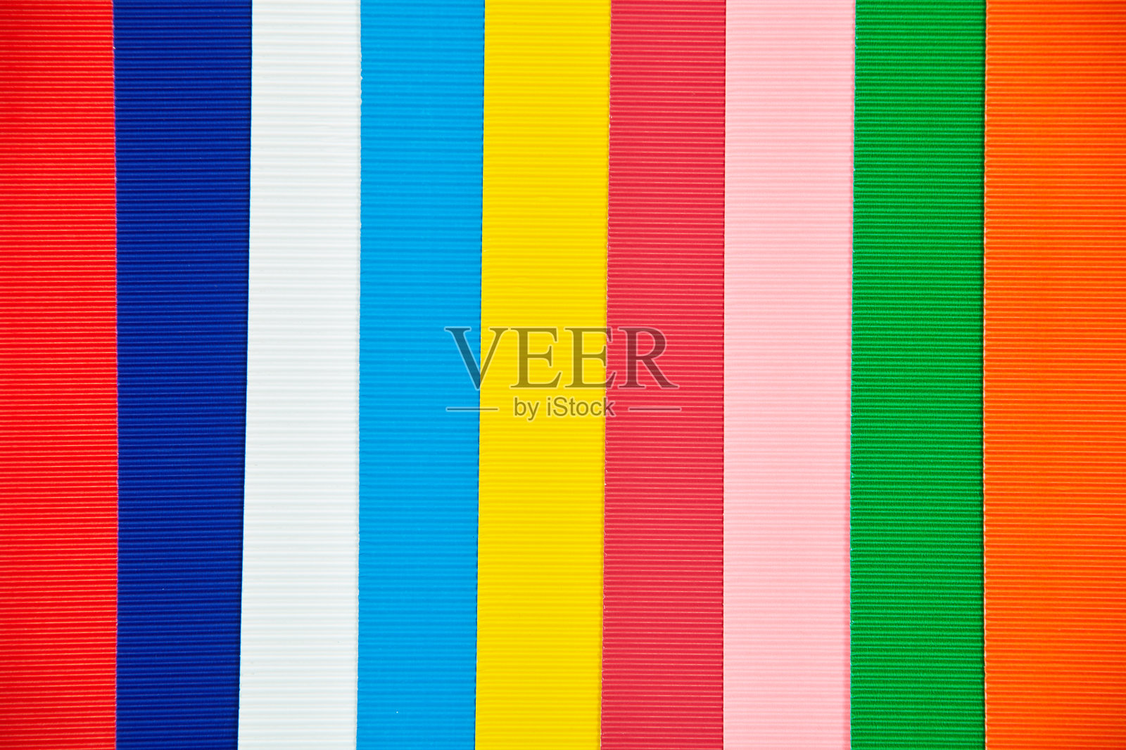 瓦楞纸或硬纸板制成的多色垂直条纹。照片摄影图片