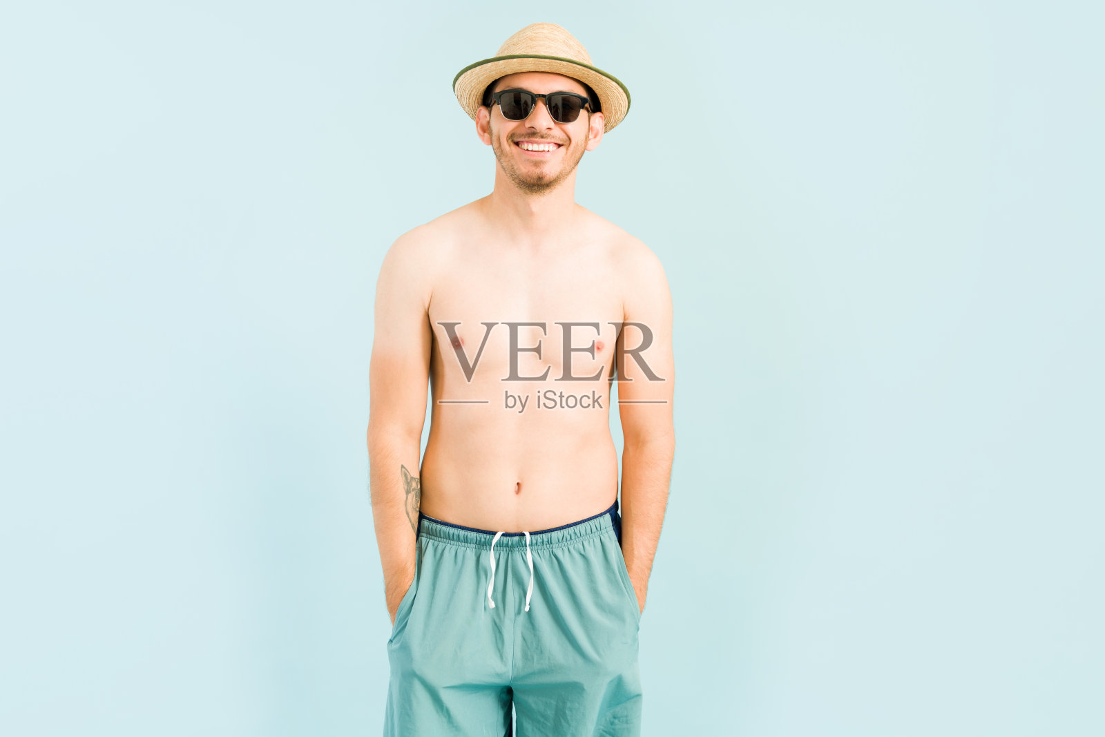 一个阳光明媚的西班牙男子站在泳池边照片摄影图片