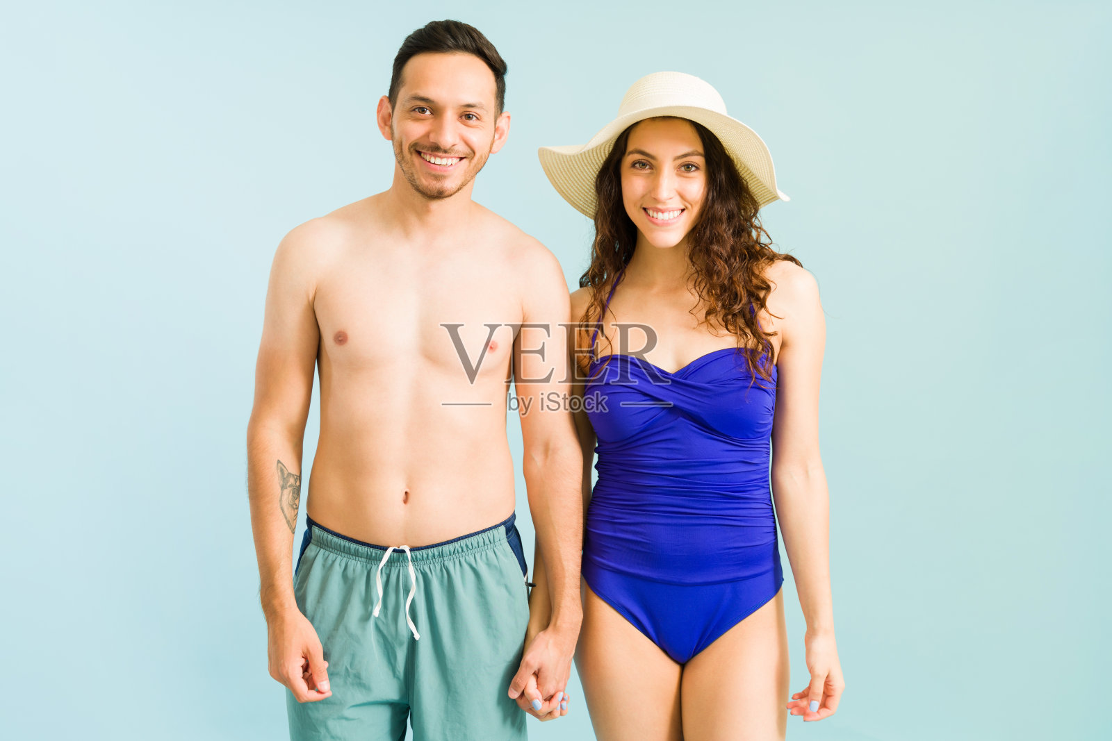 有魅力的男女朋友在泳池边照片摄影图片