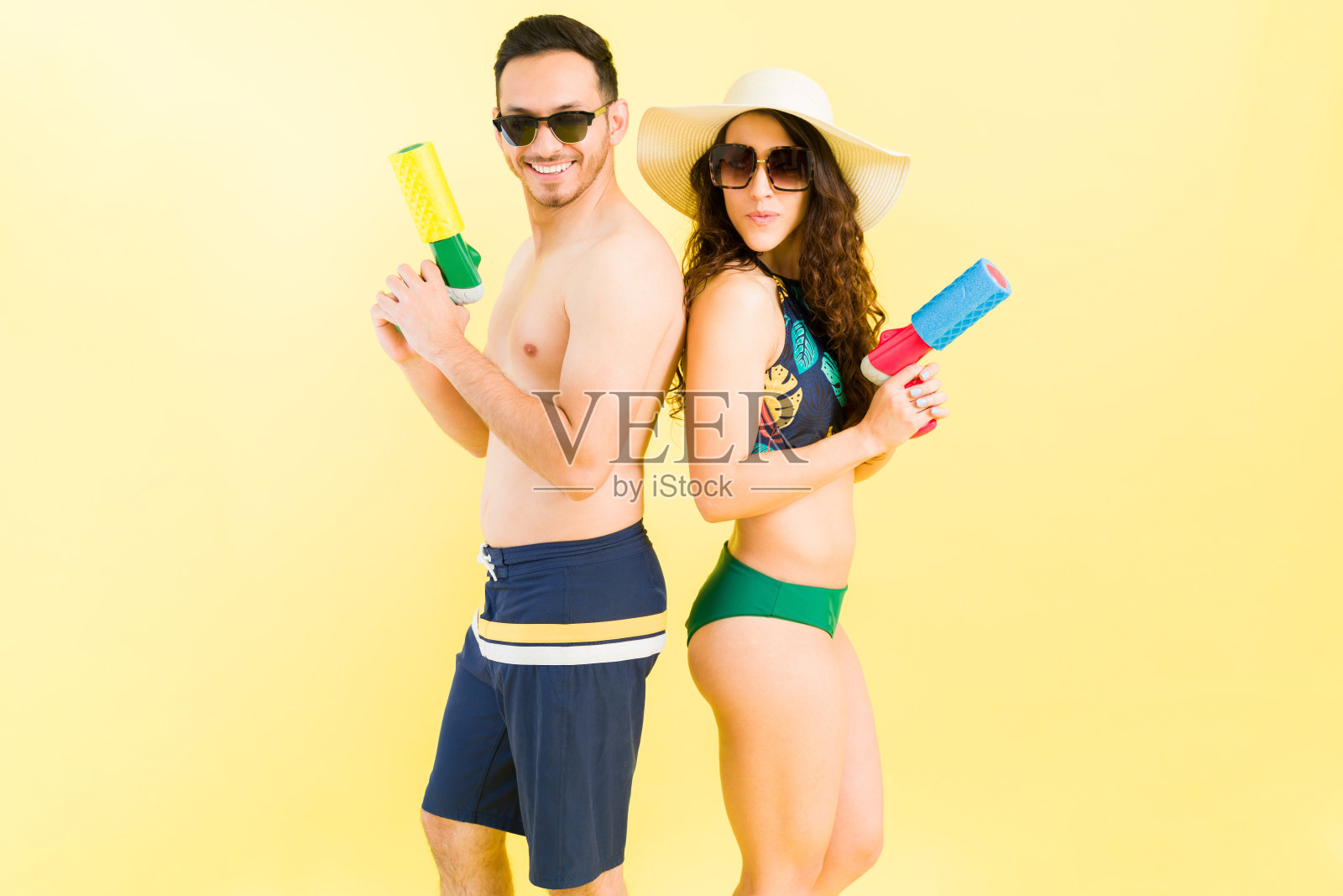 一对快乐的夫妇在游泳池一起玩照片摄影图片