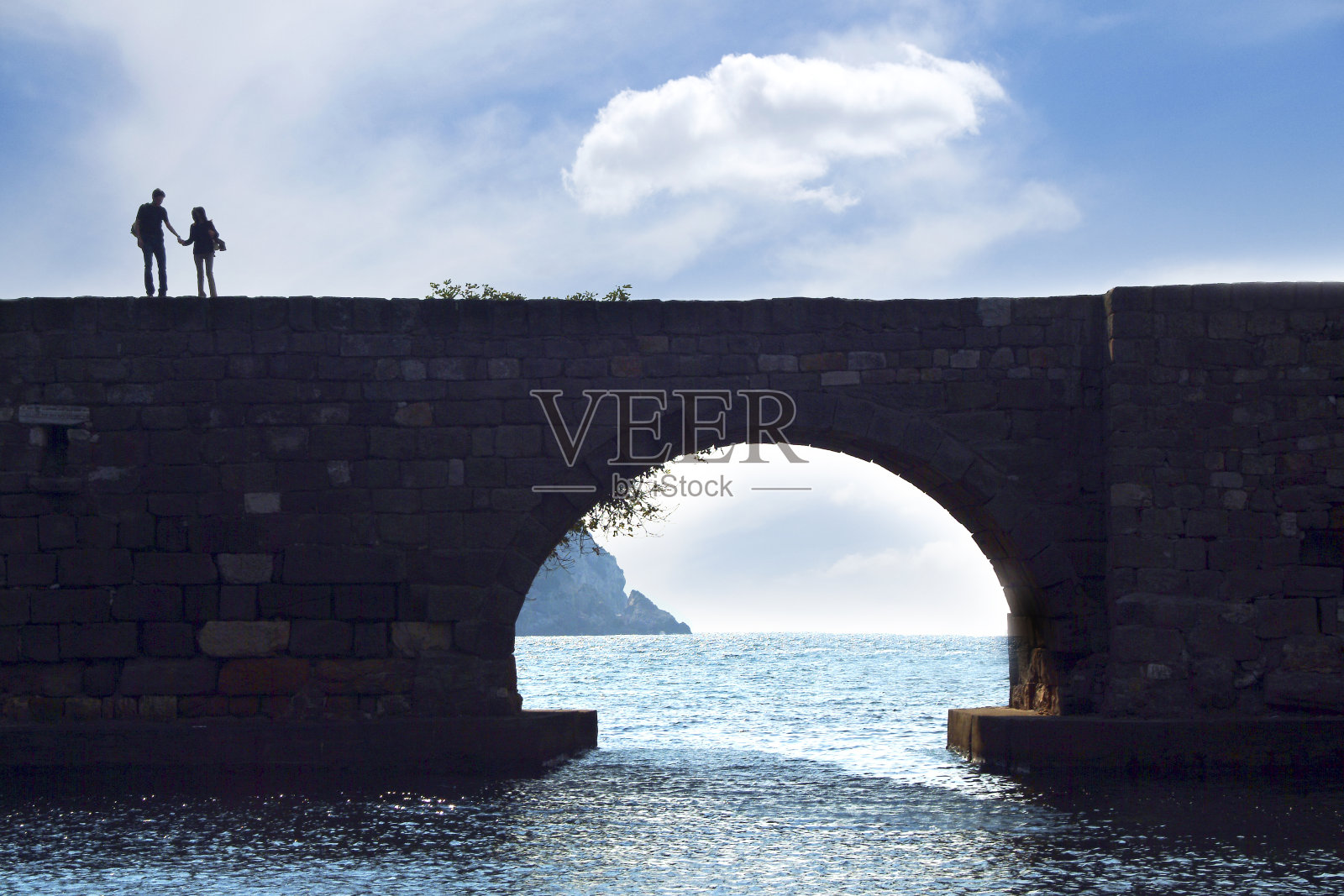 老爱的桥在海上照片摄影图片