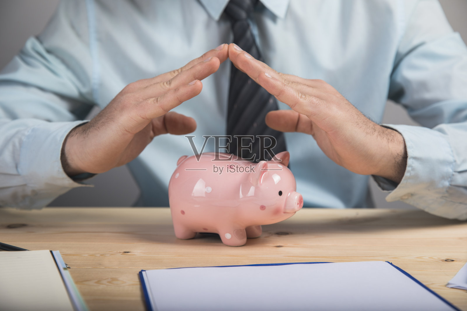 用手盖住存钱罐照片摄影图片