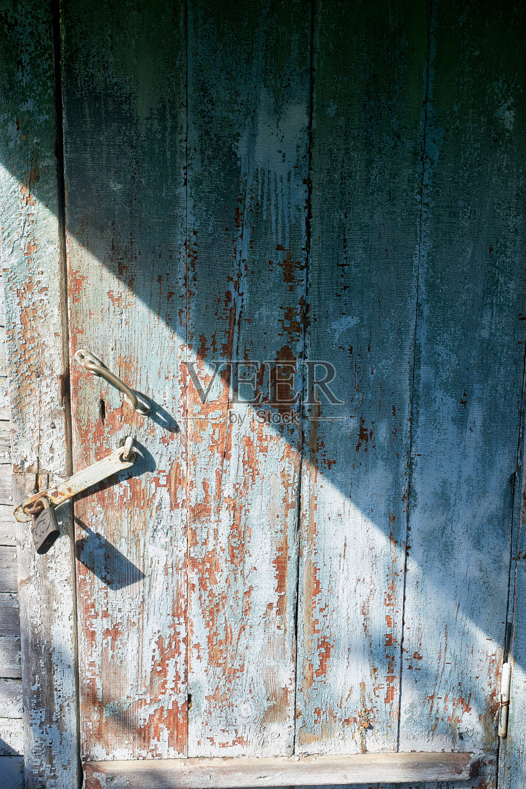一扇破旧的木门，锁上了锈。细节,特写照片摄影图片
