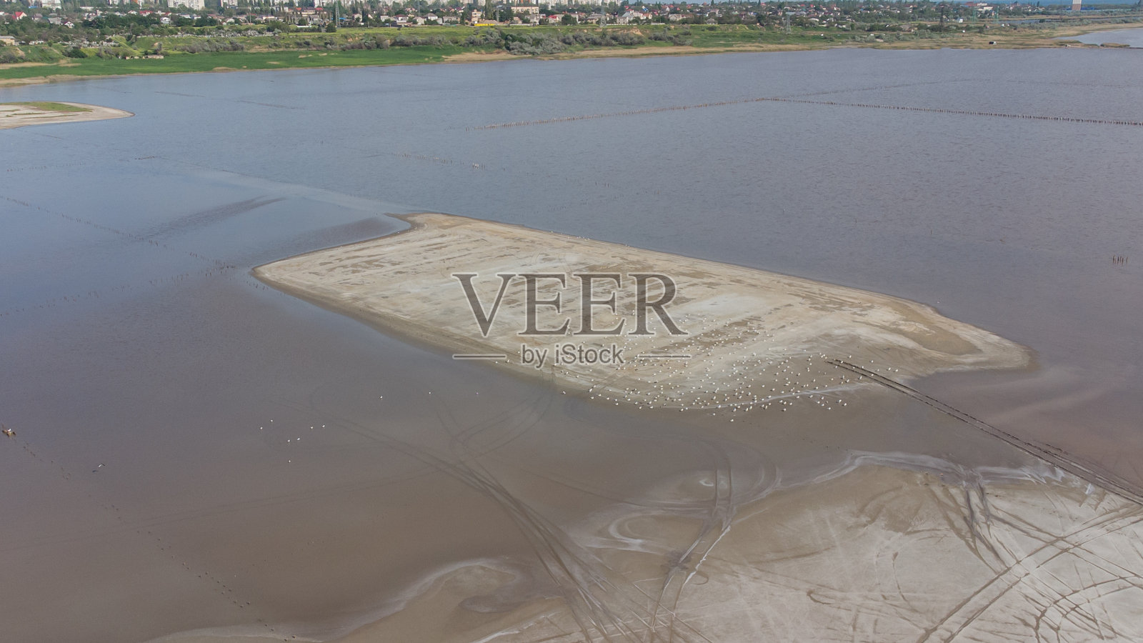 干涸盐湖的湖底。从空中看。沙地上有汽车和摩托车的痕迹。照片摄影图片