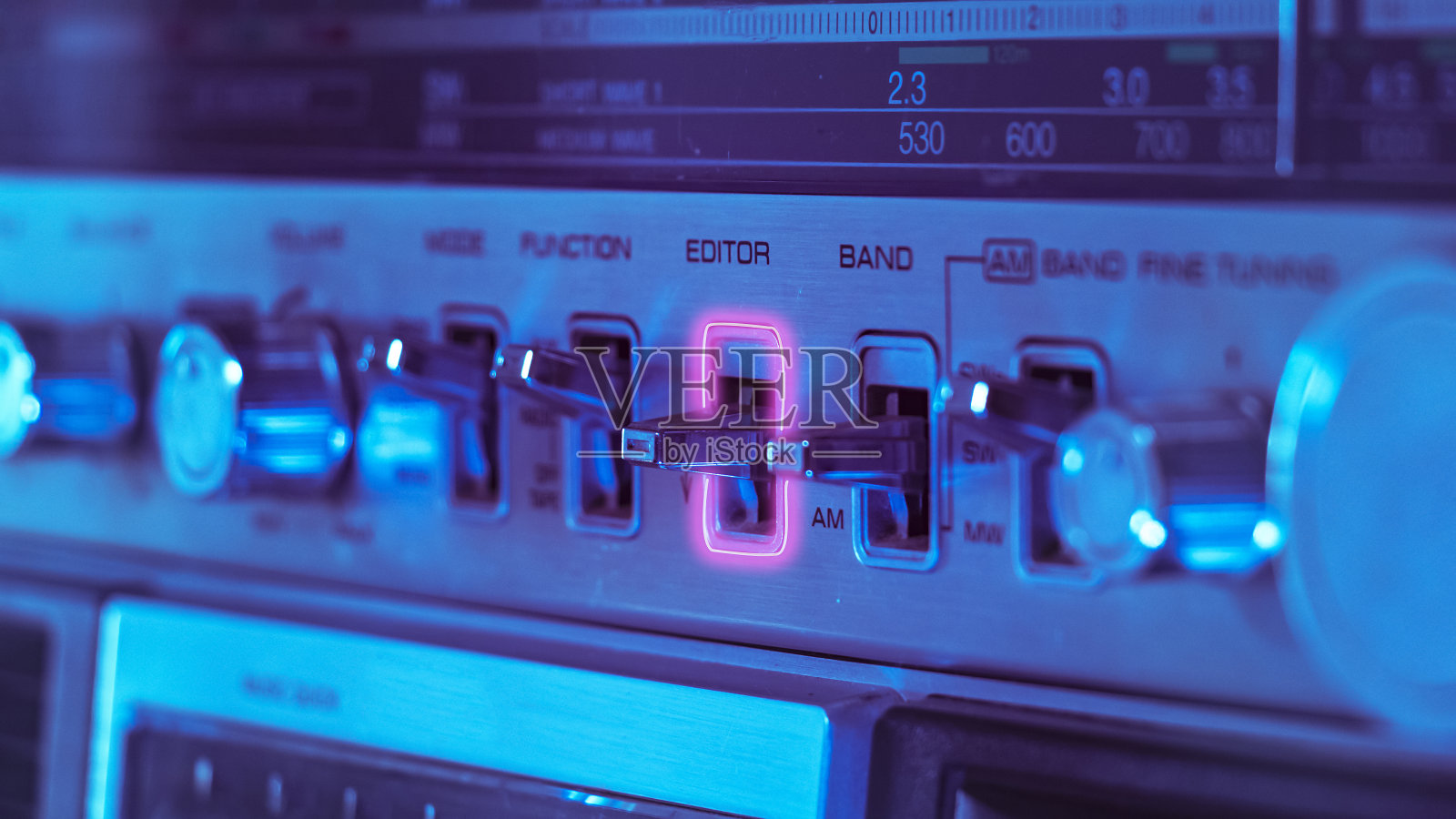 打开收音机，让我们继续跳舞照片摄影图片