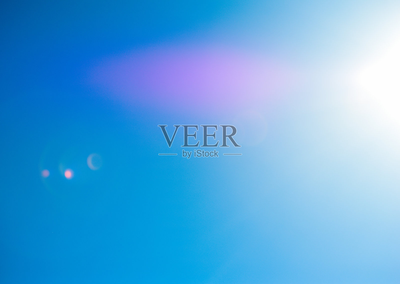 水滴与蓝色和栗色的背景照片摄影图片