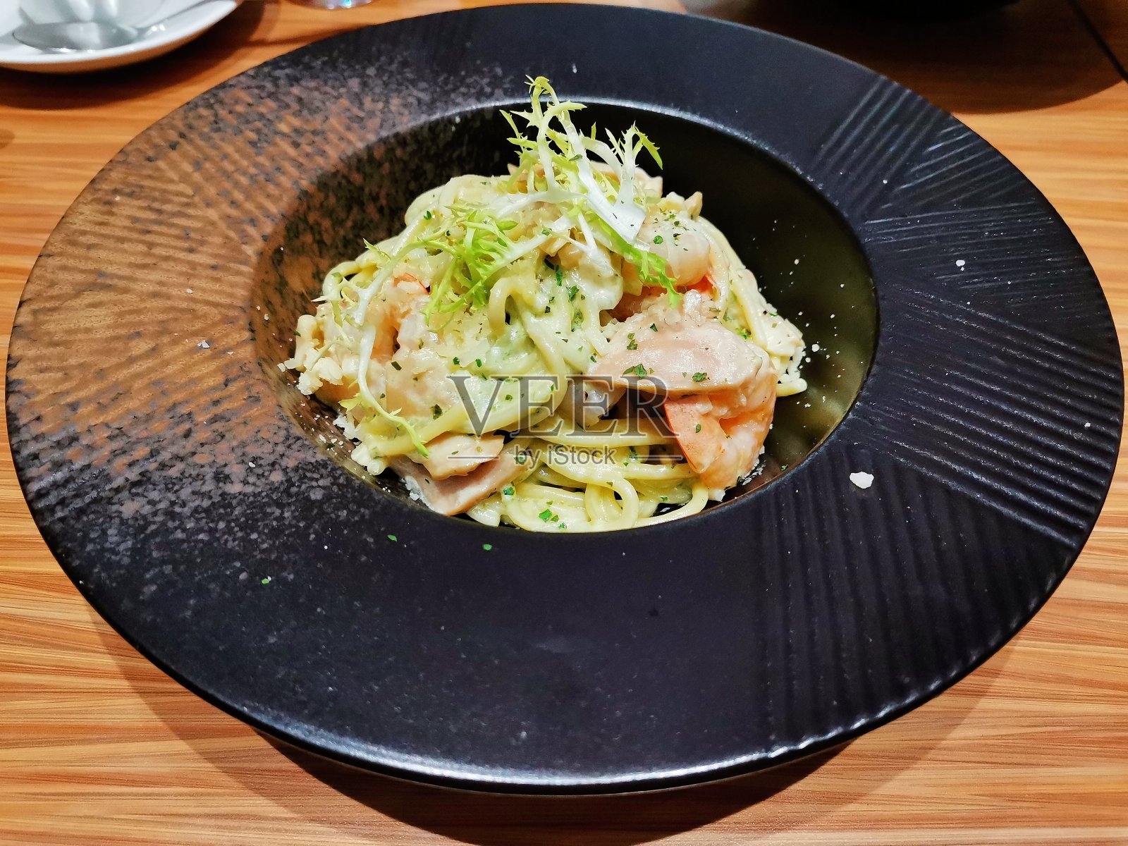 鲜虾蘑菇意大利面照片摄影图片