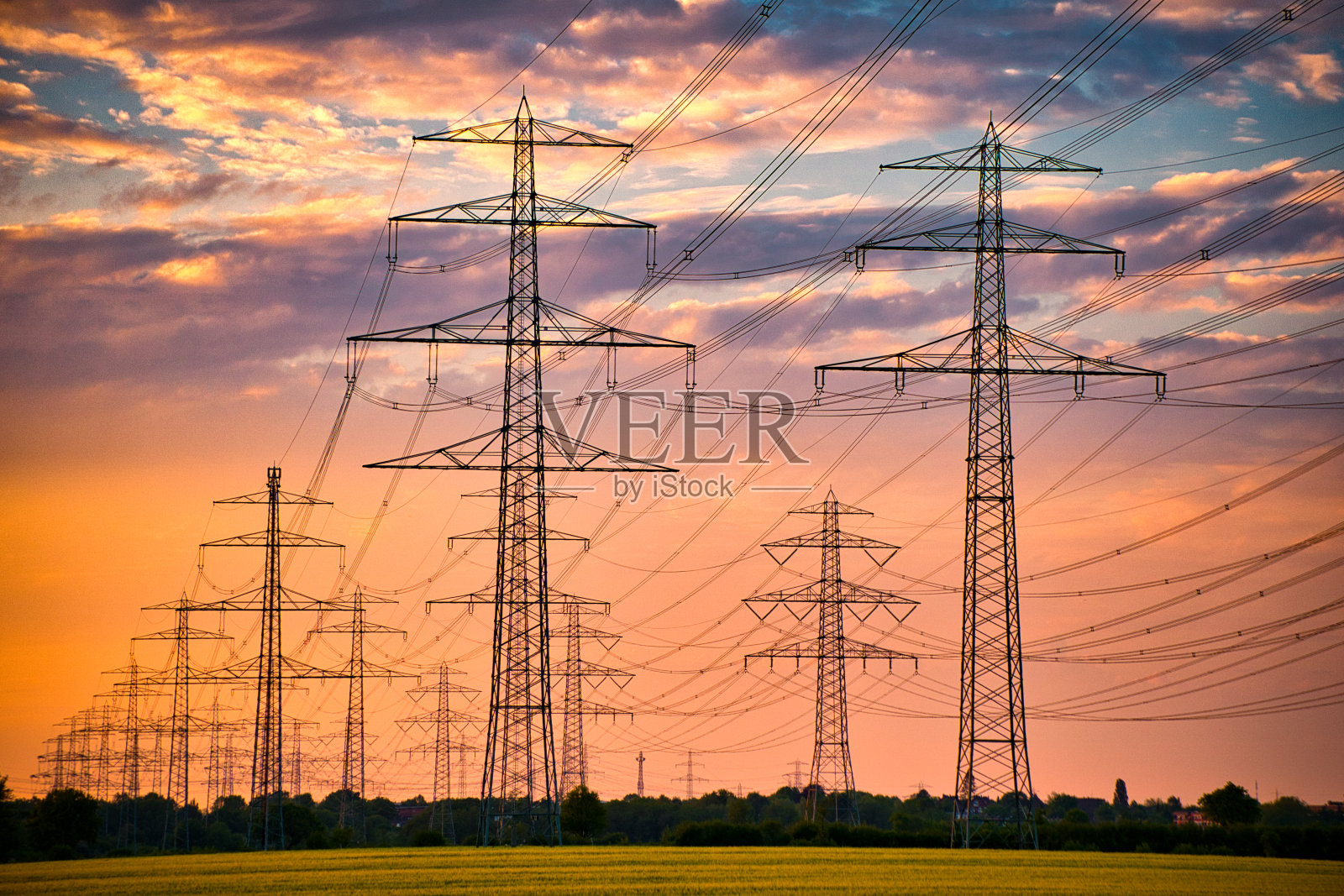 日落时分的电塔照片摄影图片