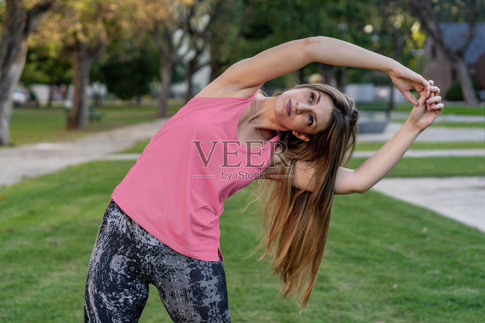 美丽健康的年轻女子在户外运动照片摄影图片