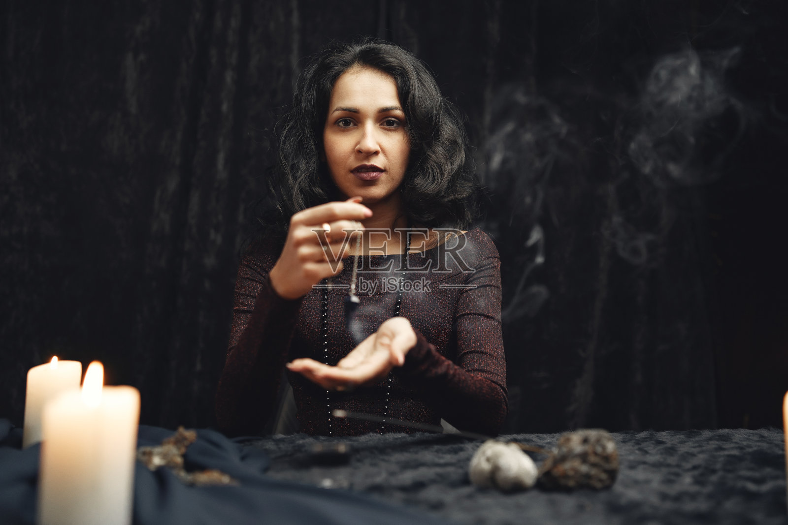 黑暗房间里的算命先生的肖像照片摄影图片