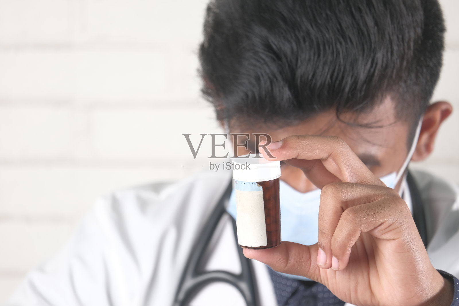 医生手握药丸容器与拷贝空间照片摄影图片