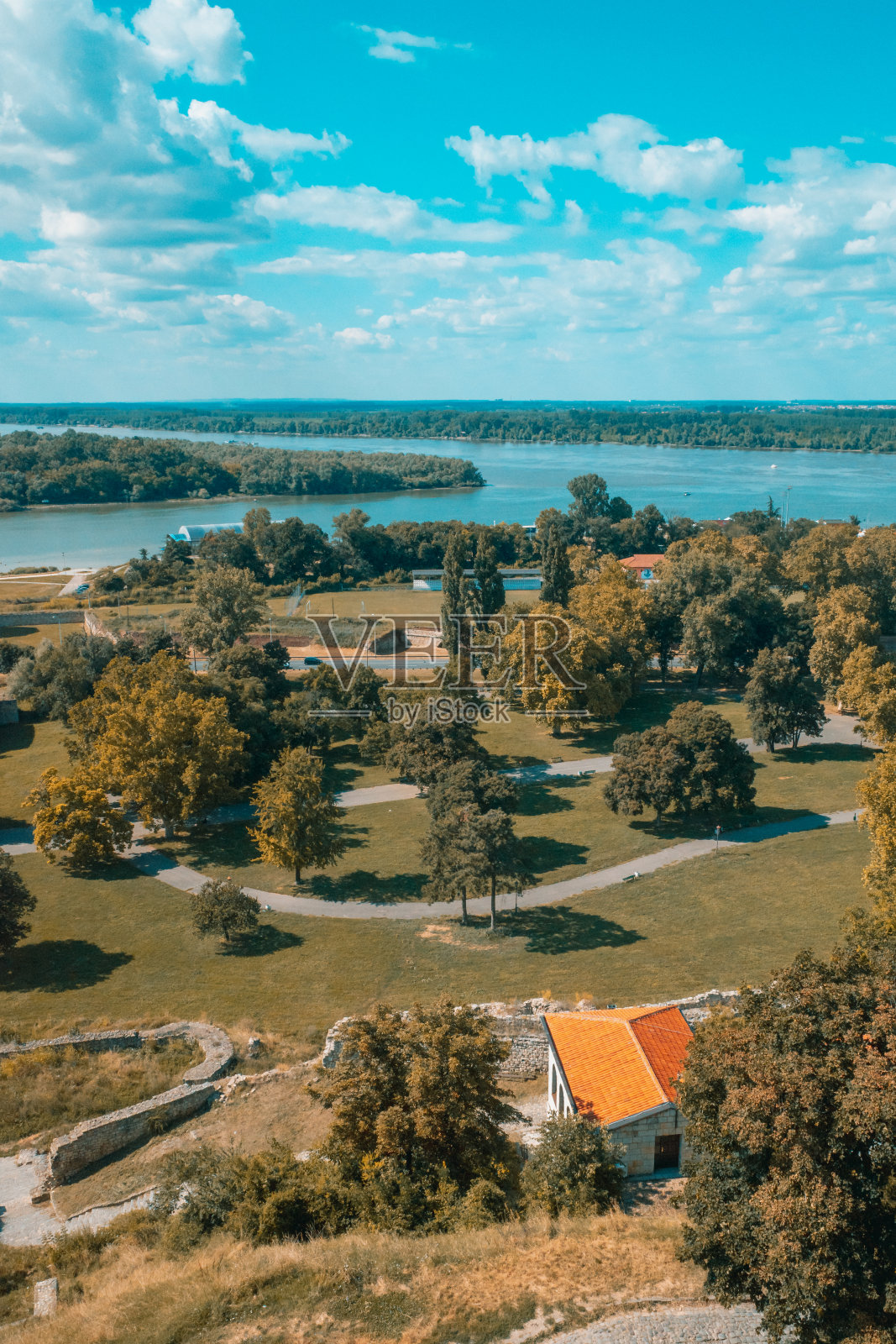 从塞尔维亚贝尔格莱德的贝尔格莱德堡垒观看多瑙河照片摄影图片