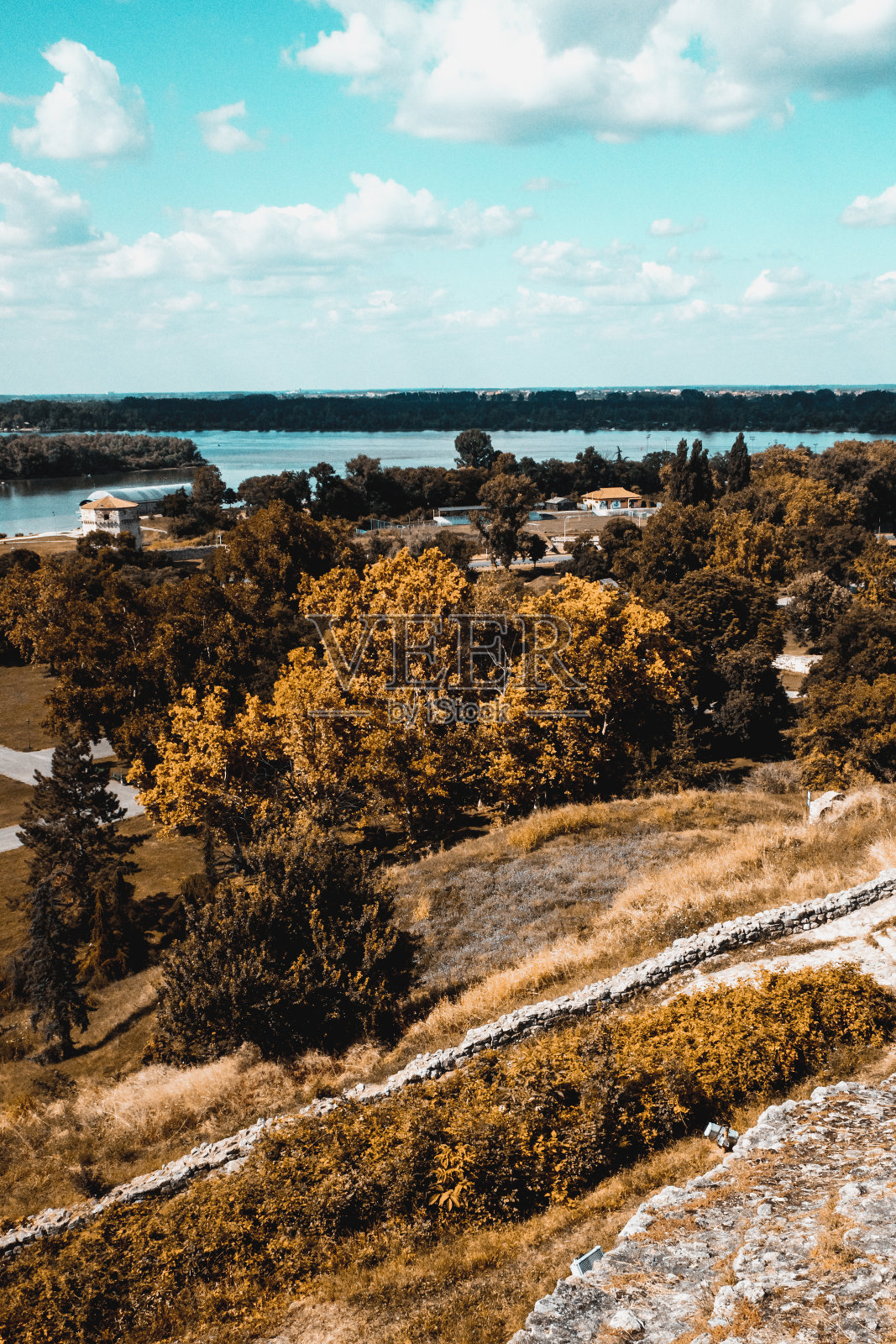 从塞尔维亚贝尔格莱德的贝尔格莱德堡垒观看多瑙河照片摄影图片