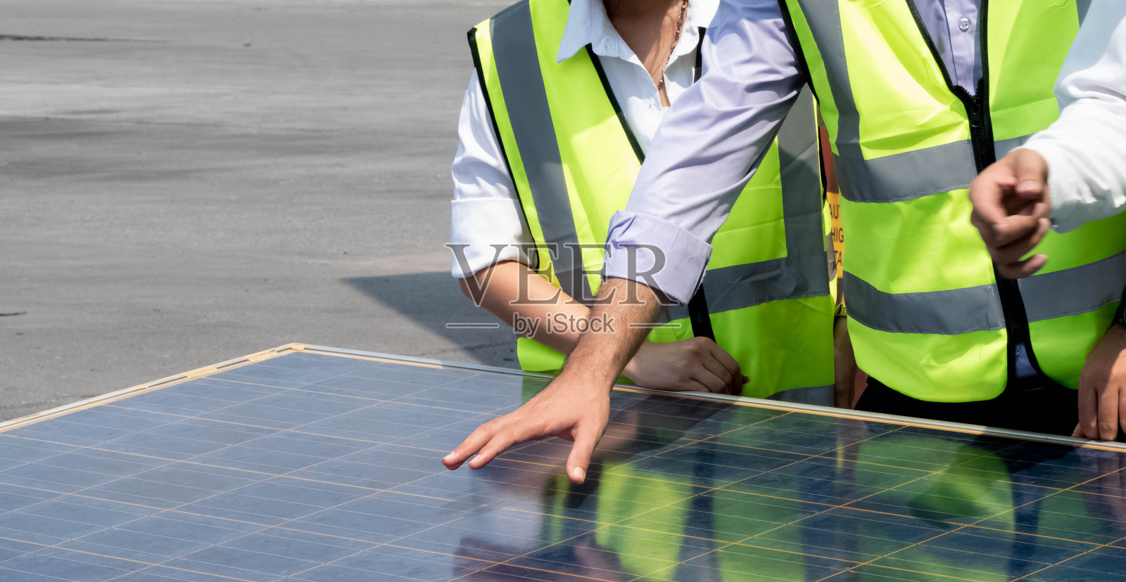 工程领班劳动经理安全非洲指手指脚集团团队合作公司问题解决成功太阳能电池电力环境业务电气技术员生态维护照片摄影图片