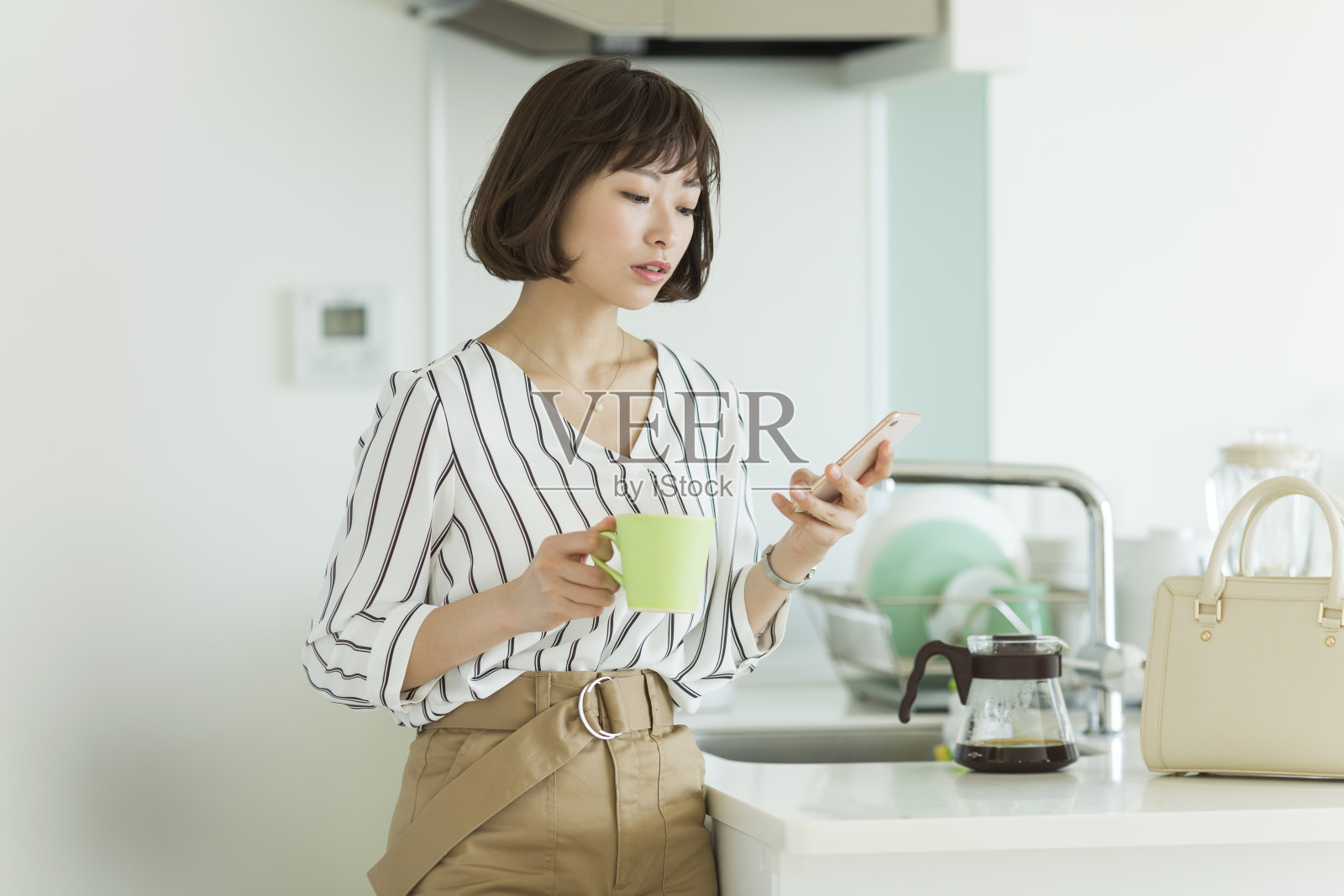 年轻女子待在家里照片摄影图片