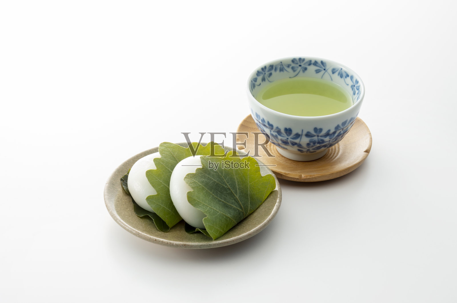 一种叫Kashiwamochi的日本甜食照片摄影图片