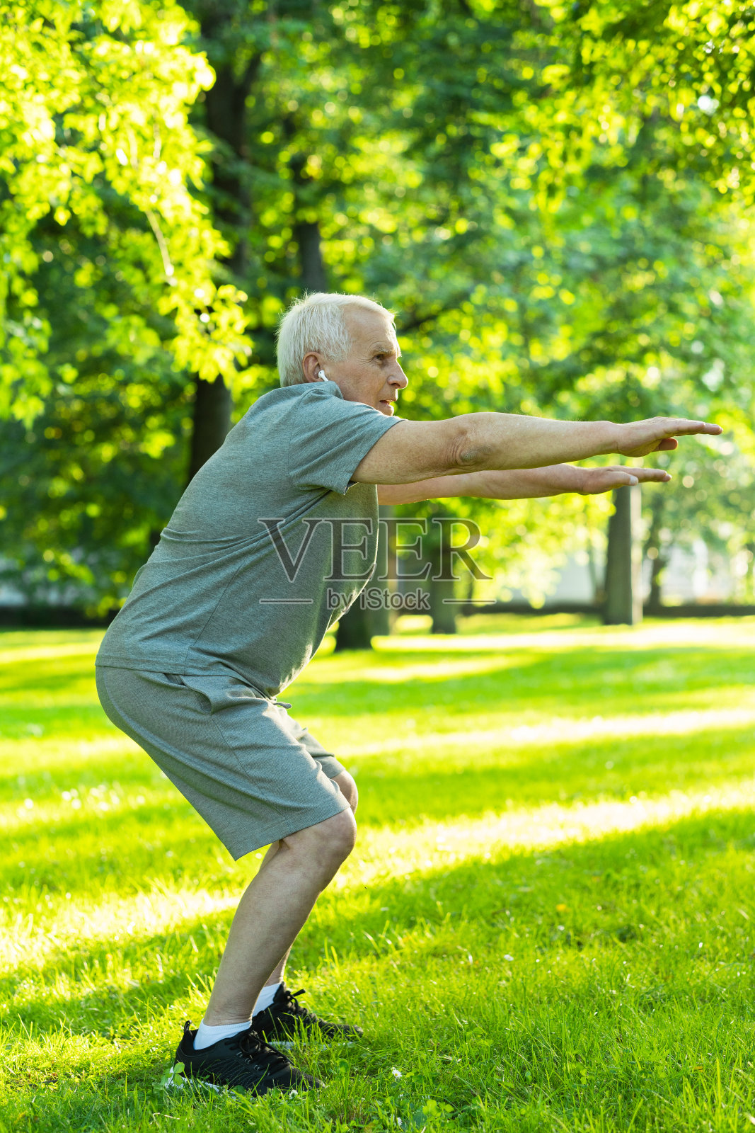 老人在绿城公园运动期间，他的健身锻炼照片摄影图片
