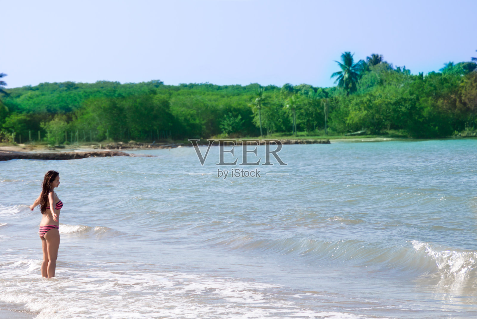 年轻女子在海中冥想，感觉放松，快乐和成功照片摄影图片