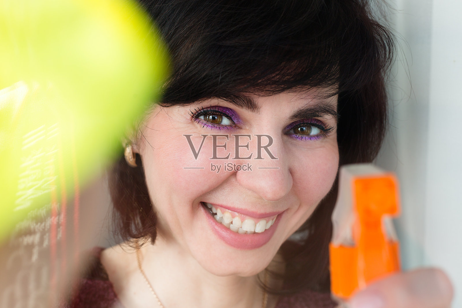 笑嘻嘻的家庭主妇把公寓里的东西整理好照片摄影图片