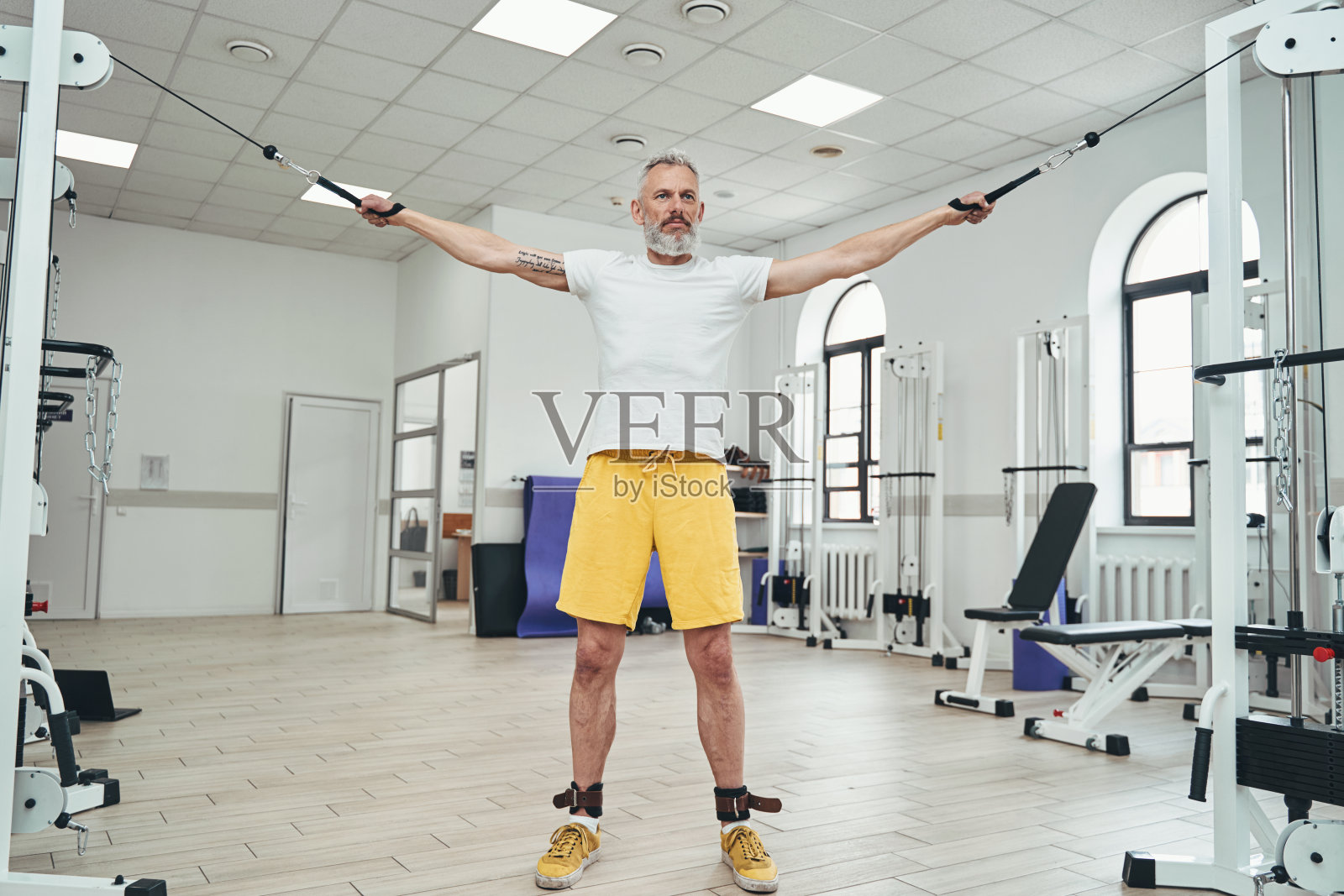 英俊成熟的运动员正在进行力量训练照片摄影图片